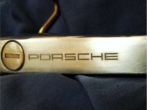 Głęboki grawer na klamce Porsche (zdjęcie)