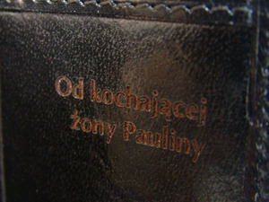 Grawerowana dedykacja na portfelu (zdjęcie)